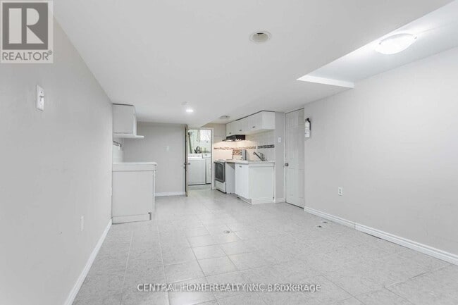 Building Photo - 2 Kingsmere Crescent