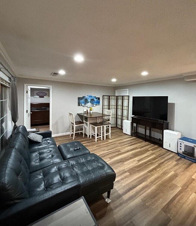 Espacio de estar compartido y cocina americana. - 4859 Post Oak Tritt Rd NE