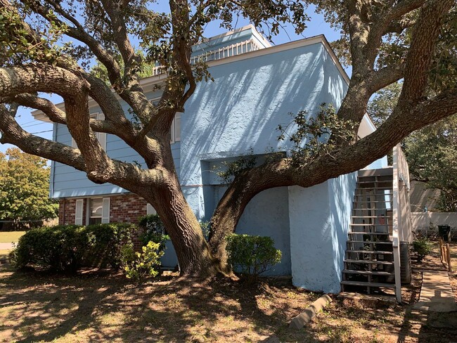 Building Photo - Walk to the Beach - 2 Bedroom, 1 Bath, Unfurnished, 2nd Floor Apartment! Available Soon!