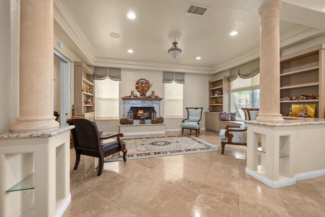 Building Photo - Expansive estate style home - 5 minute drive to SDSU!