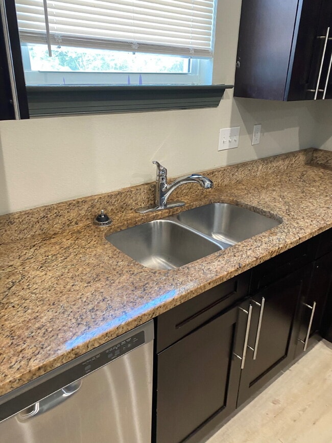 Foto del edificio - Now Leasing! Spacious 6-Bedroom, 6.5-Bathroom student house just minutes from campus. Only $725/m...