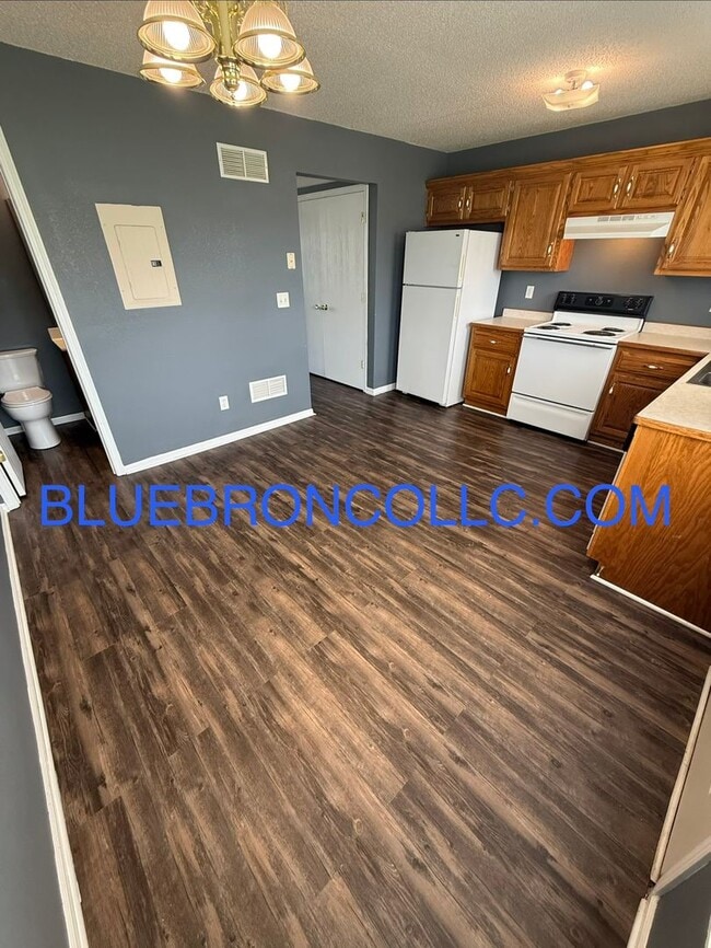 Building Photo - 621 Willow Ln