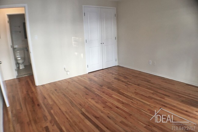 Building Photo - Second floor 1 Bedroom with Private Balcony