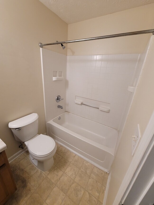 Building Photo - 3BR Townhome, Total Electric