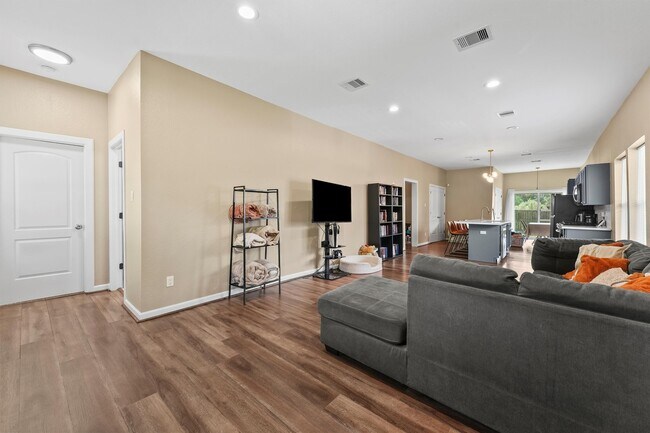 Foto del edificio - 3706 Nathaniel Brown St