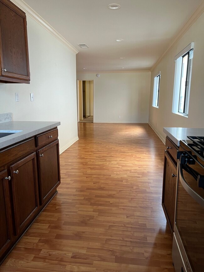 Building Photo - 625 E Cypress Ave
