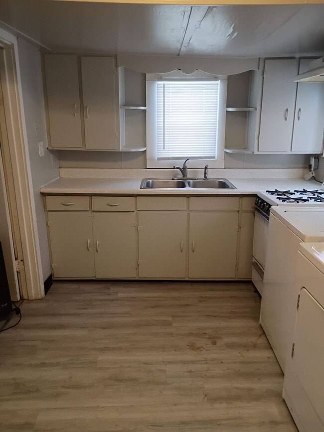 Building Photo - Large Back Porch