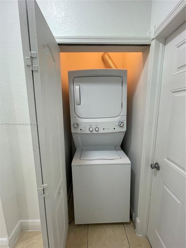 Foto del edificio - Northwest 177th Street, Hialeah, FL 33015 - 3 BR 2 BA Condo