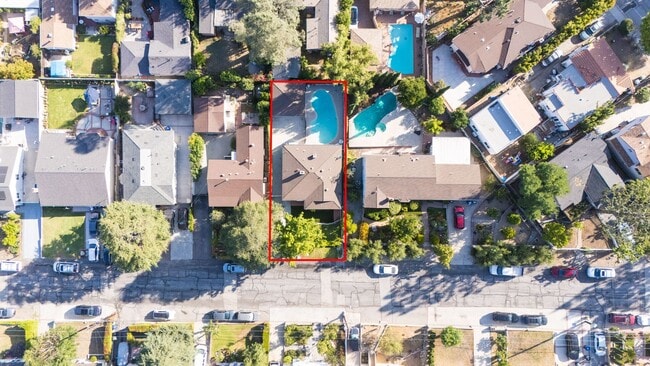 Building Photo - Freshly Renovated 3BR/2BA Pool Home – La C...