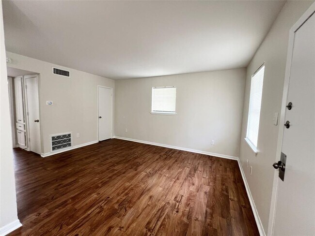 Foto del edificio - 321 E Cedar St