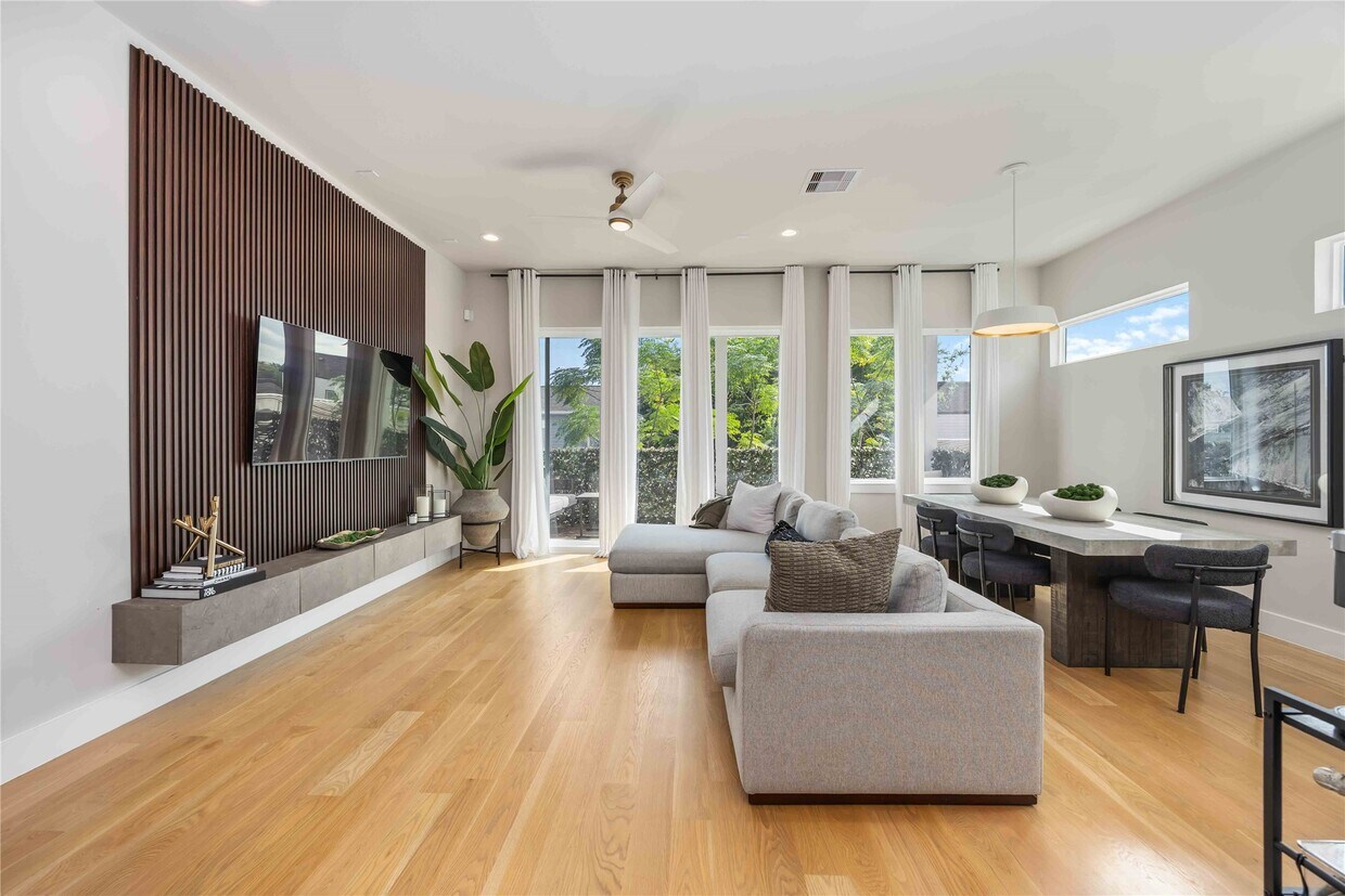 Foto principal - 5310 Suez St