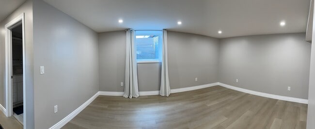 Building Photo - 895 Cochrane Cres