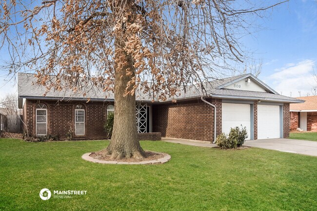 Building Photo - 806 Arlington Dr