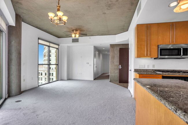 Building Photo - Gorgeous downtown unit that is ready for i...
