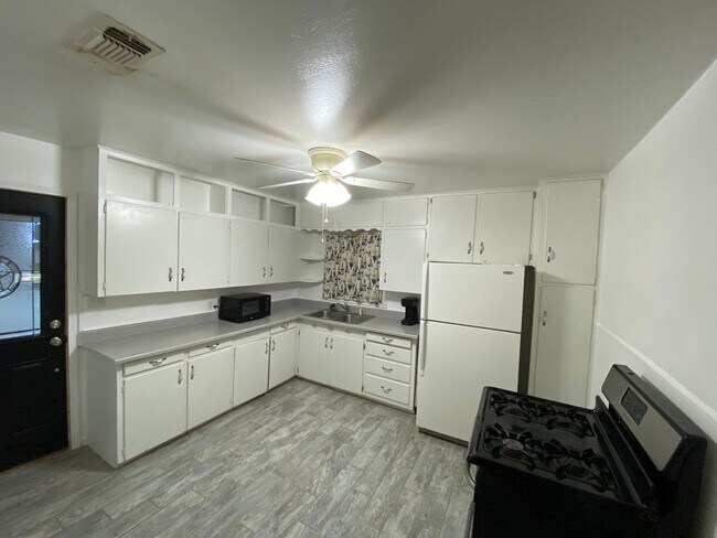 Building Photo - Come check out this 3 bedroom, 1 bath Bren...