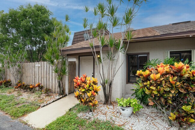 Foto del edificio - 4135 Palm Bay Cir