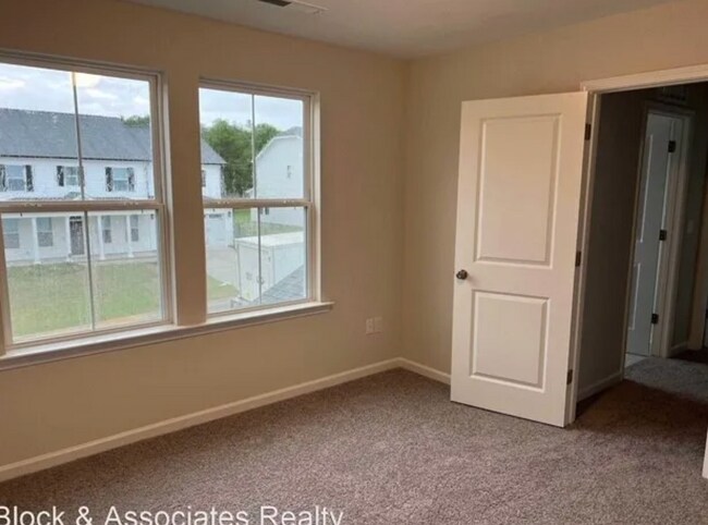 Foto del edificio - Room in House on Hopper Cir