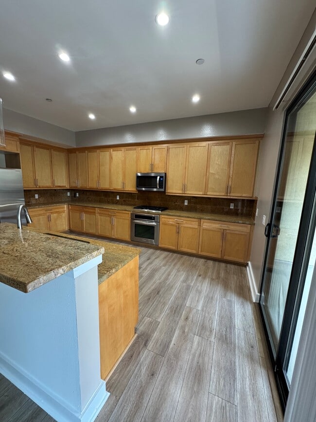 Building Photo - 575 Elm Ave