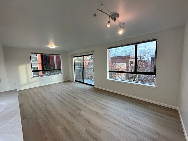 Building Photo - View 222