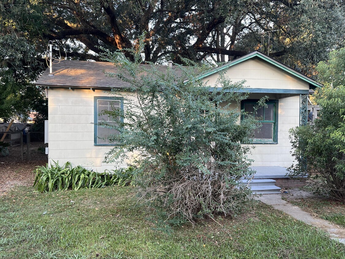 Primary Photo - 322 Sonny St