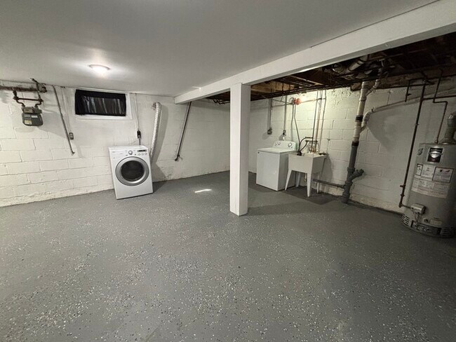 Foto del edificio - 4 Bedrooms 2 Bathrooms, 21239