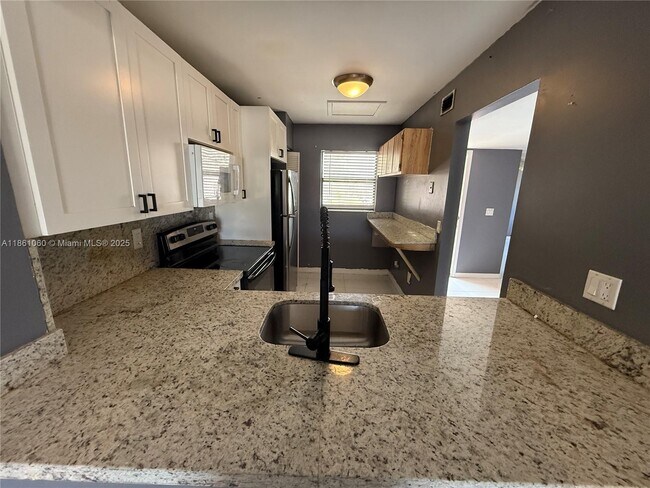 Foto del edificio - 842 NE 209th St