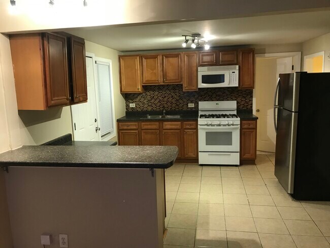 Kitchen - 468 N Aberdeen St
