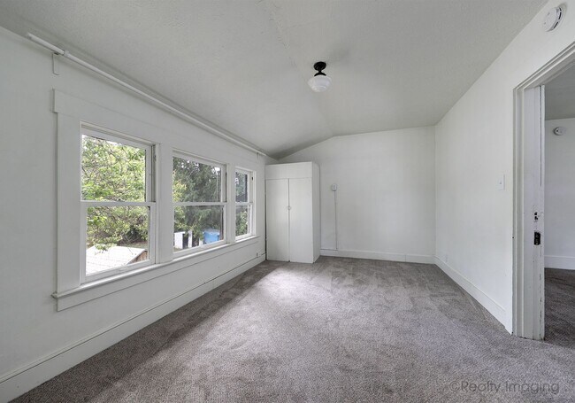 Foto del edificio - 6015-6017 SE 99th Ave