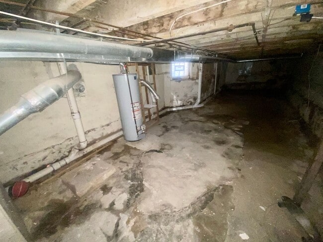 Building Photo - Newly Renovated 4BED 1.5BTH / Stainless Steel Appliances & Washer/Dryer Hookup!