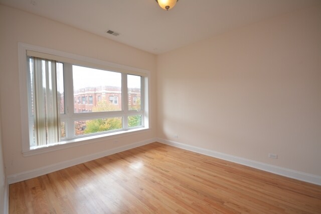 Building Photo - 1063 W Thorndale Ave