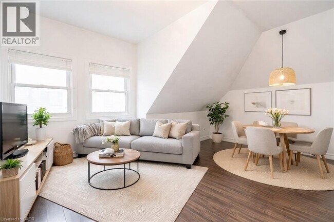 Photo du bâtiment - 80 St Clair Ave