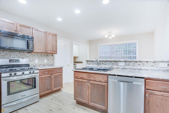 Building Photo - 1060 Whispering Woods Dr