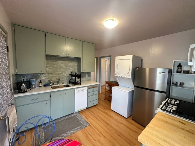 Building Photo - Great natural light on a side by side dupl...
