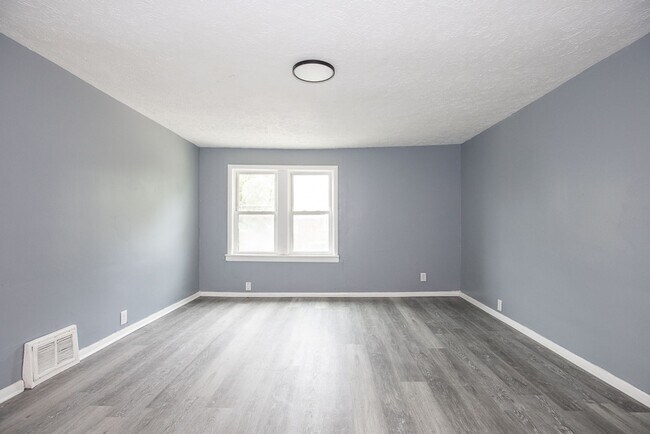 Building Photo - Charming 4-Bedroom Property in Prime Location