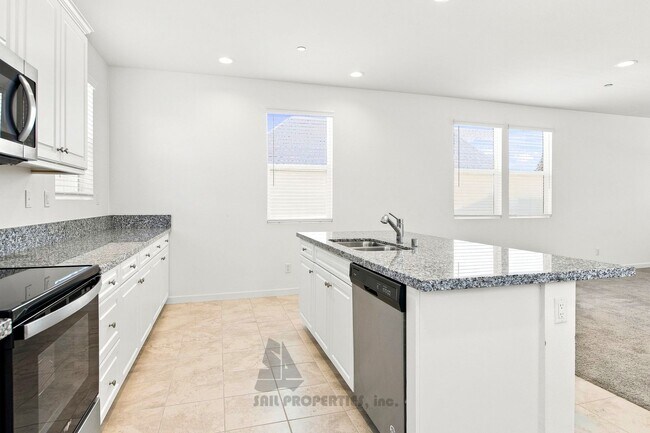 Foto del edificio - 3-Bed, 2.5-Bath Home in Great Stanton Community!