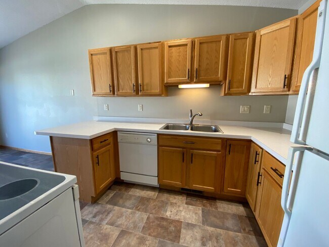 Building Photo - 3 Bedroom Townhome in South Fargo!!