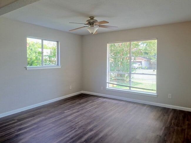 Foto del edificio - 5 bed / 2 bath