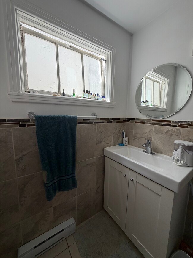 Building Photo - 5277 Av Connaught