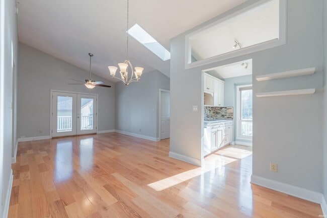 Building Photo - 657 E Heather Dr