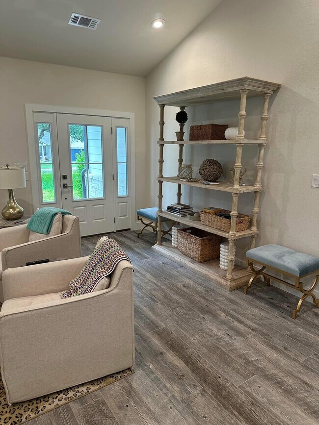 Foto del edificio - 315 Bluebird Cir