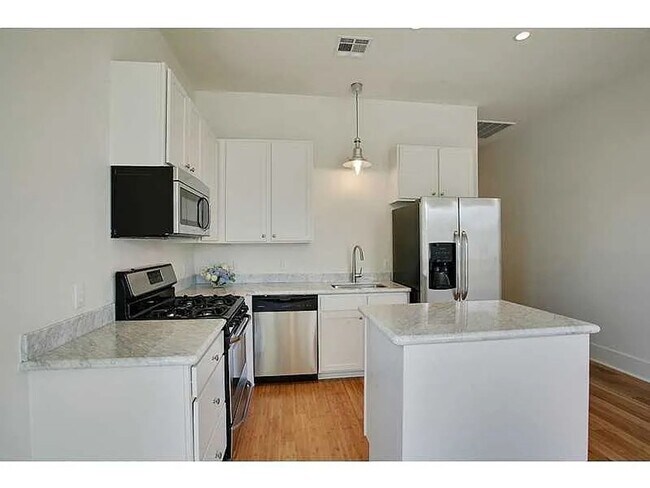 Foto del edificio - Newly Updated 2BD/2BA Near Oak St