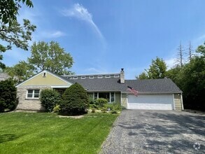 Building Photo - 836 W Everett Rd