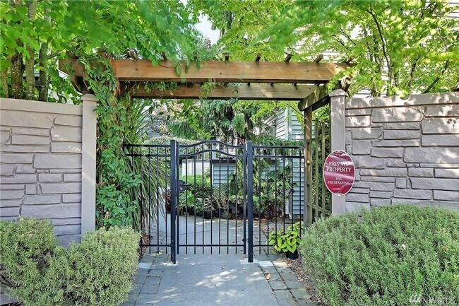 Foto del edificio - AVAILABLE AUGUST 1ST >> Beautiful Fully Remodeled 2BR/1BA Condo in Seattle!