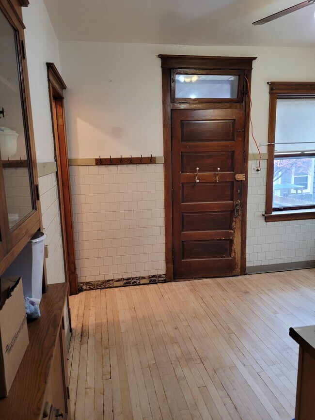 Kitchen - 2446 N Springfield Ave