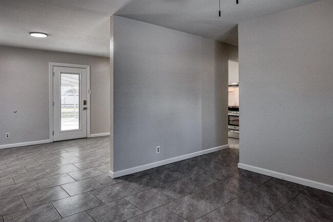 Building Photo - 3bedroom 1 bath remodeled