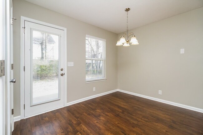 Building Photo - 3048 Roscommon Dr