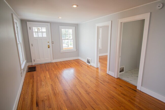 Building Photo - 2 BR 1 BA North Colonie Schools