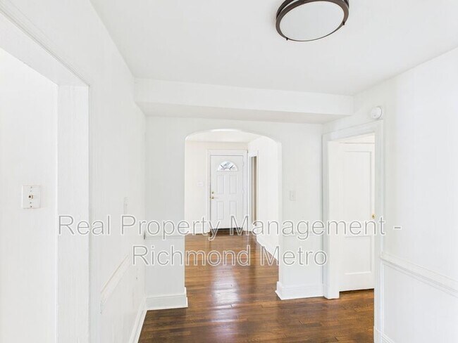 Foto del edificio - 3905 Larchmont Ln