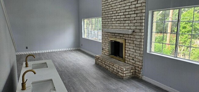Foto del edificio - 9310 Lugary Dr