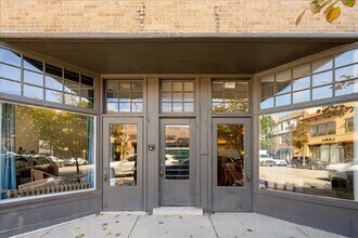 Building Photo - 913 Green Bay Rd